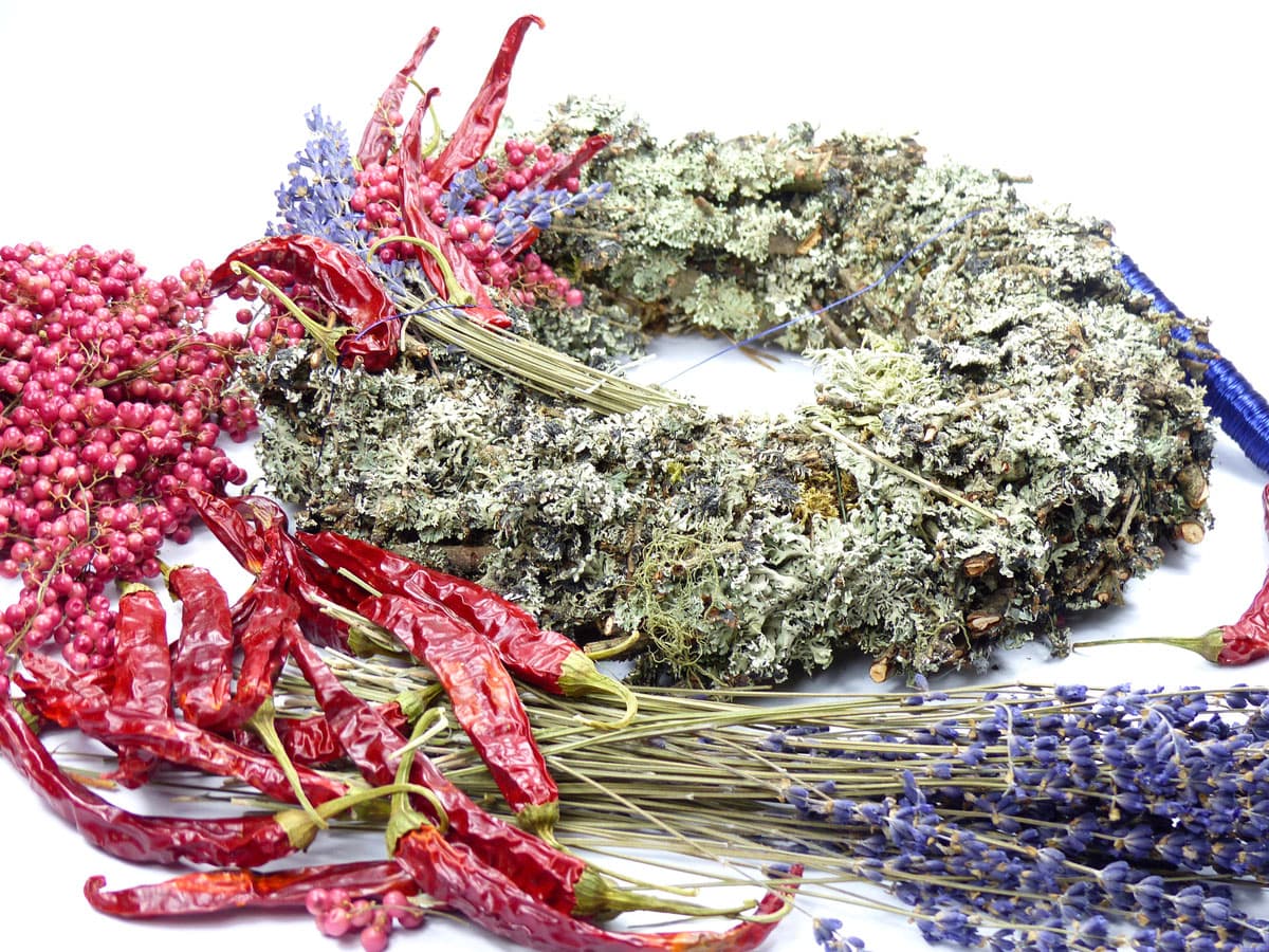 Handgebundener Kranz mit Lavendel und Chili